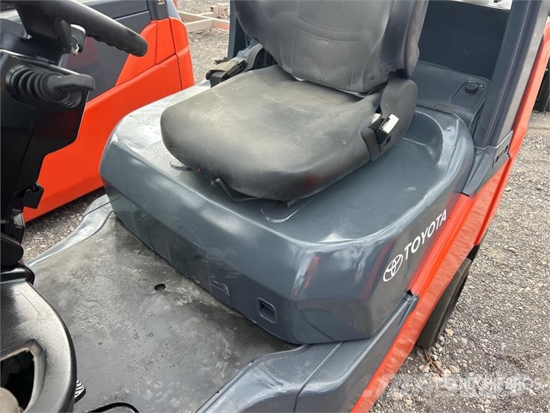Toyota 8FGCU25 4500 lb Cushion Tire Forklift Інше