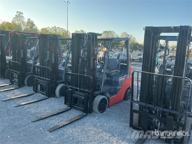 Toyota 8FGCU25 4500 lb Cushion Tire Forklift Šakiniai krautuvai - Kita