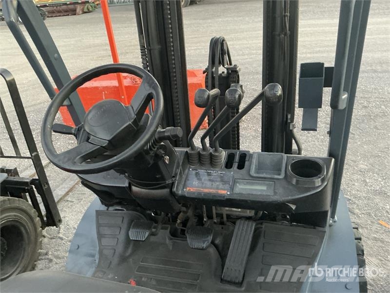 Toyota 8FGCU25 4500 lb Cushion Tire Forklift Другие складские механизмы