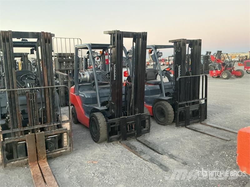 Toyota 8FGCU25 4500 lb Cushion Tire Forklift Другие складские механизмы