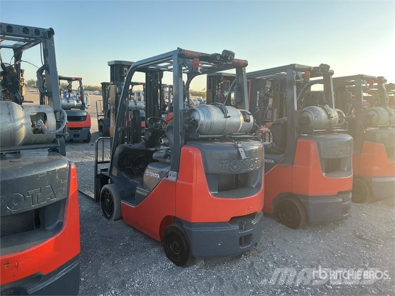 Toyota 8FGCU25 4500 lb Cushion Tire Forklift Šakiniai krautuvai - Kita