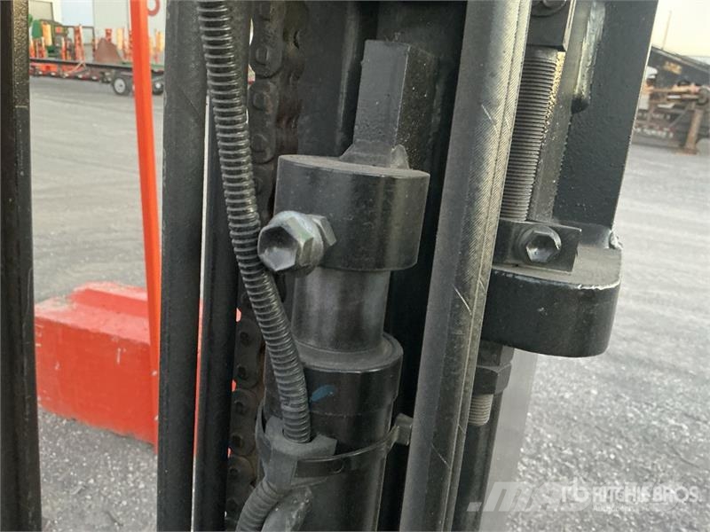 Toyota 8FGCU25 4500 lb Cushion Tire Forklift Другие складские механизмы
