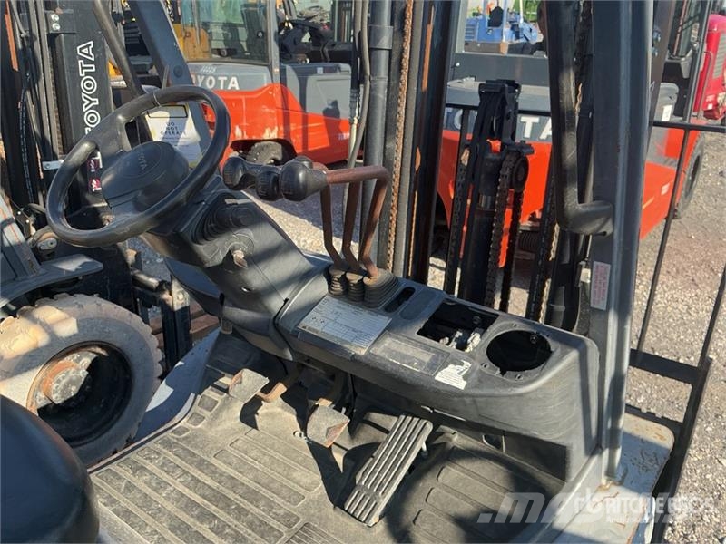 Toyota 8FGU25 3750 lb Pneumatic Tire Forklift Heftrucks overige