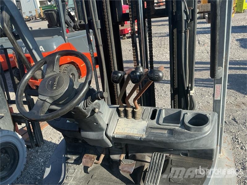 Toyota 8FGU25 3750 lb Pneumatic Tire Forklift Šakiniai krautuvai - Kita