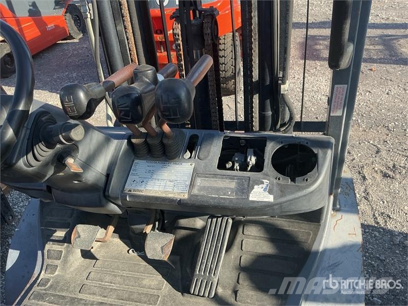 Toyota 8FGU25 3750 lb Pneumatic Tire Forklift Heftrucks overige