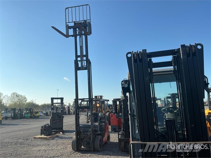Toyota 8FGU25 3750 lb Pneumatic Tire Forklift Šakiniai krautuvai - Kita
