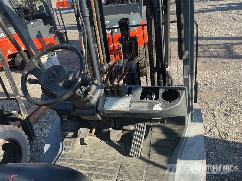 Toyota 8FGU25 3750 lb Pneumatic Tire Forklift Heftrucks overige