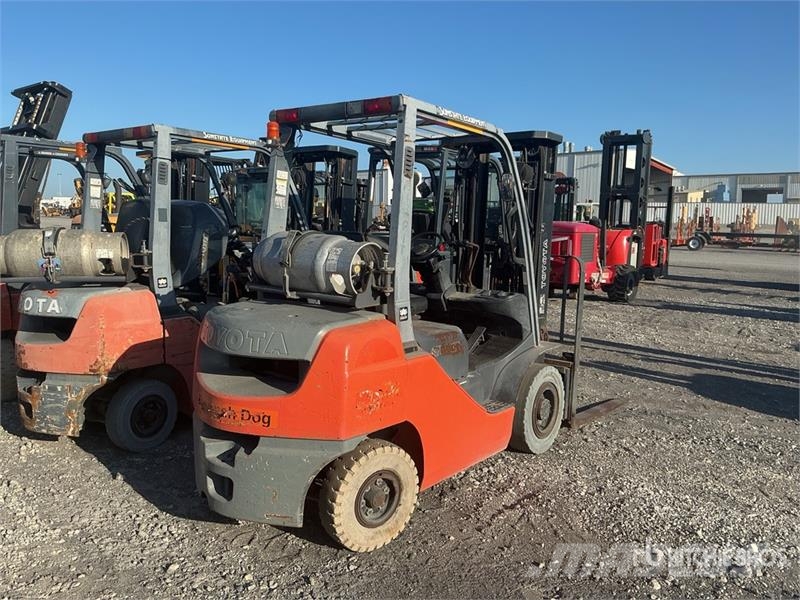 Toyota 8FGU25 3750 lb Pneumatic Tire Forklift Šakiniai krautuvai - Kita
