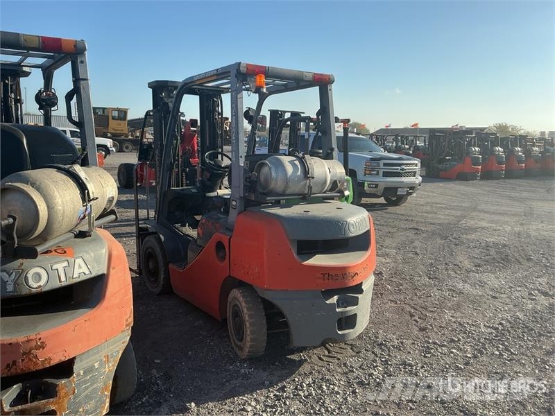 Toyota 8FGU25 3750 lb Pneumatic Tire Forklift Šakiniai krautuvai - Kita
