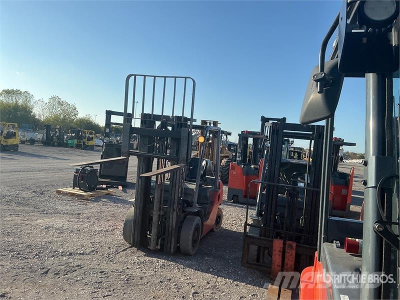 Toyota 8FGU25 3750 lb Pneumatic Tire Forklift Šakiniai krautuvai - Kita