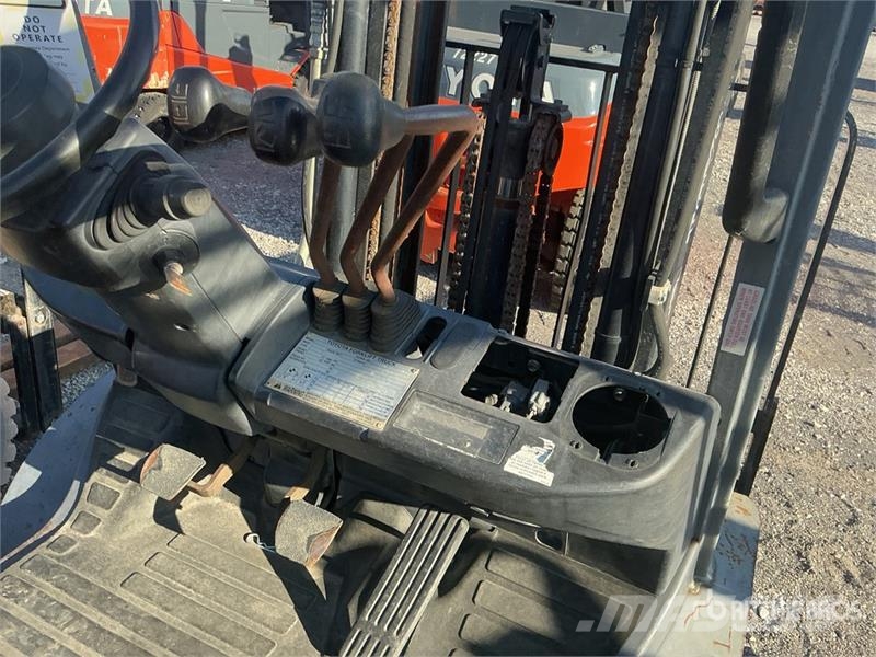 Toyota 8FGU25 3750 lb Pneumatic Tire Forklift Heftrucks overige