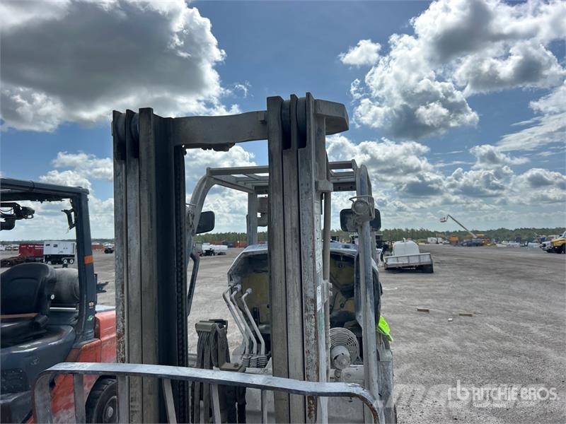 Toyota 8FGU25 4500 lb Pneumatic Tire Forklift (Inoperable Forklift trucks - others