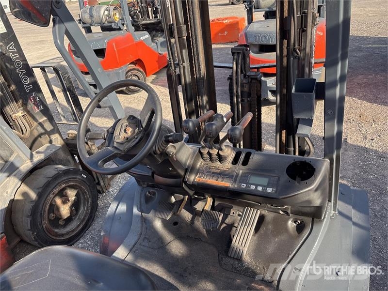 Toyota 8FGU25 4500 lb Pneumatic Tire Forklift Інше