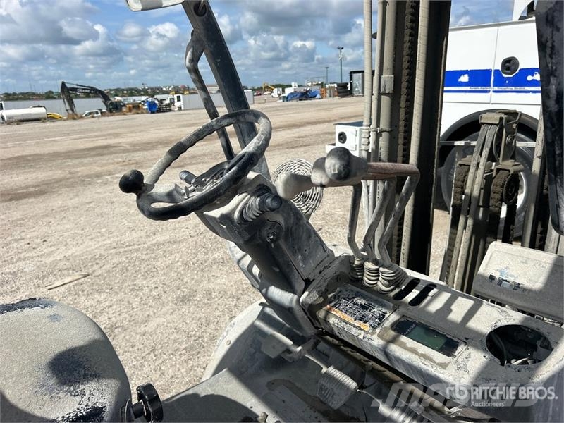 Toyota 8FGU25 4500 lb Pneumatic Tire Forklift (Inoperable Forklift trucks - others