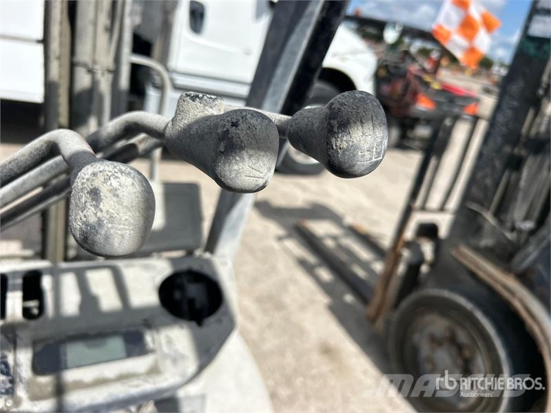 Toyota 8FGU25 4500 lb Pneumatic Tire Forklift (Inoperable Forklift trucks - others