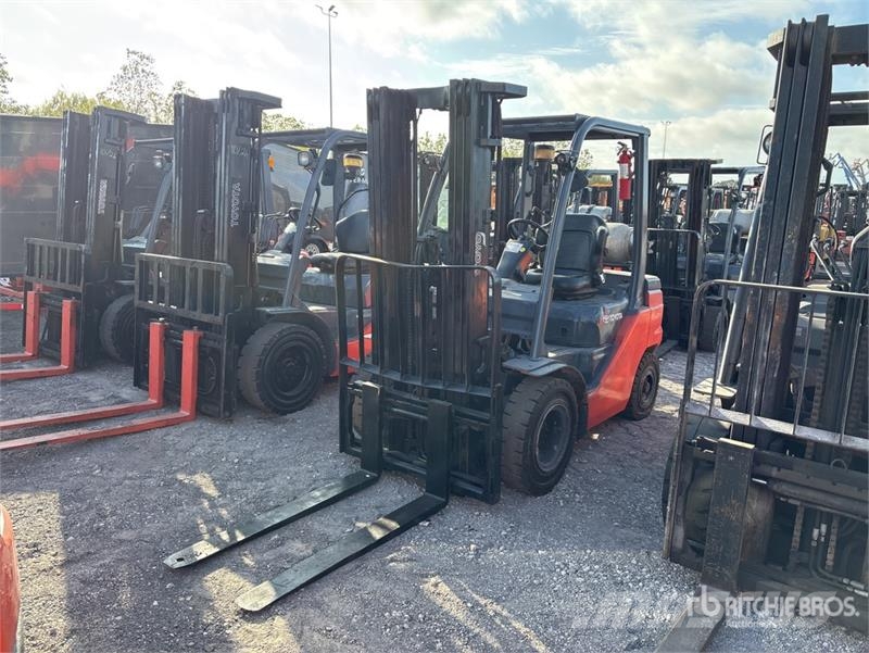 Toyota 8FGU25 4500 lb Pneumatic Tire Forklift Інше
