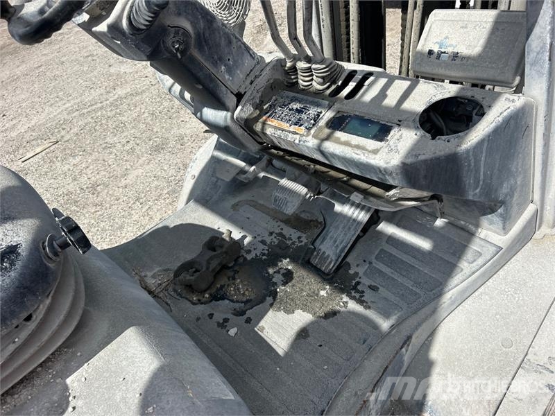 Toyota 8FGU25 4500 lb Pneumatic Tire Forklift (Inoperable Forklift trucks - others