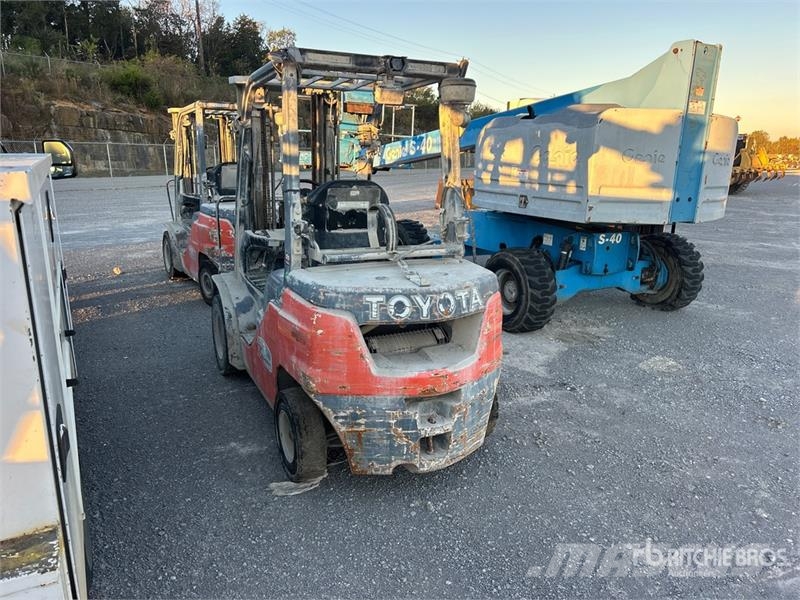 Toyota 8FGU25 4500 lb Forklift (Inoperable) Andere Gabelstapler