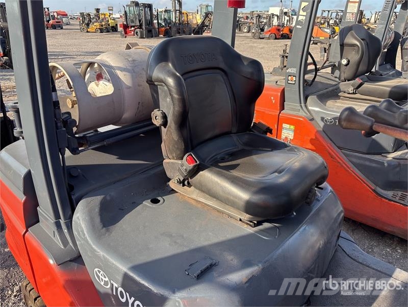 Toyota 8FGU25 4500 lb Pneumatic Tire Forklift Інше
