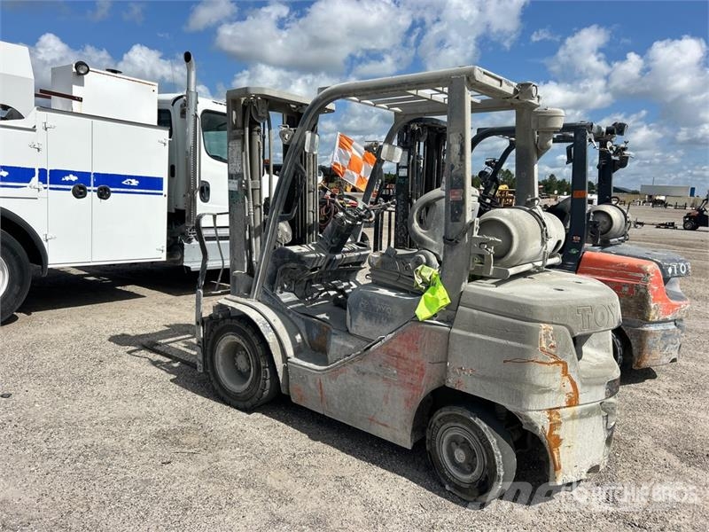 Toyota 8FGU25 4500 lb Pneumatic Tire Forklift (Inoperable Forklift trucks - others