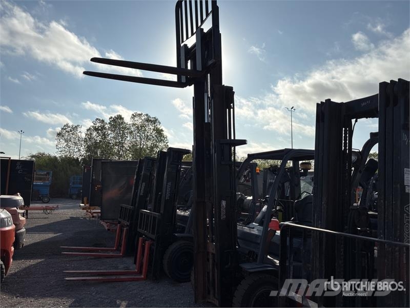 Toyota 8FGU25 4500 lb Pneumatic Tire Forklift Інше