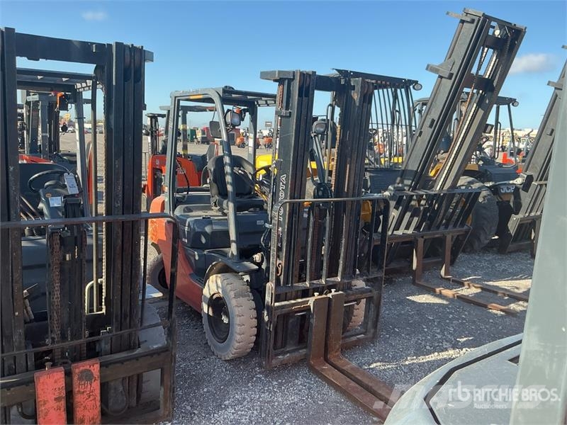 Toyota 8FGU25 4500 lb Pneumatic Tire Forklift Heftrucks overige