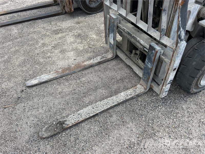 Toyota 8FGU25 4500 lb Pneumatic Tire Forklift (Inoperable Forklift trucks - others