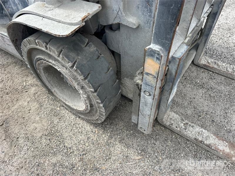 Toyota 8FGU25 4500 lb Pneumatic Tire Forklift (Inoperable Forklift trucks - others