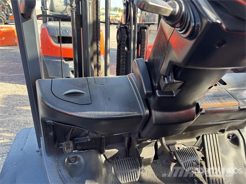 Toyota 8FGU25 4500 lb Pneumatic Tire Forklift Інше