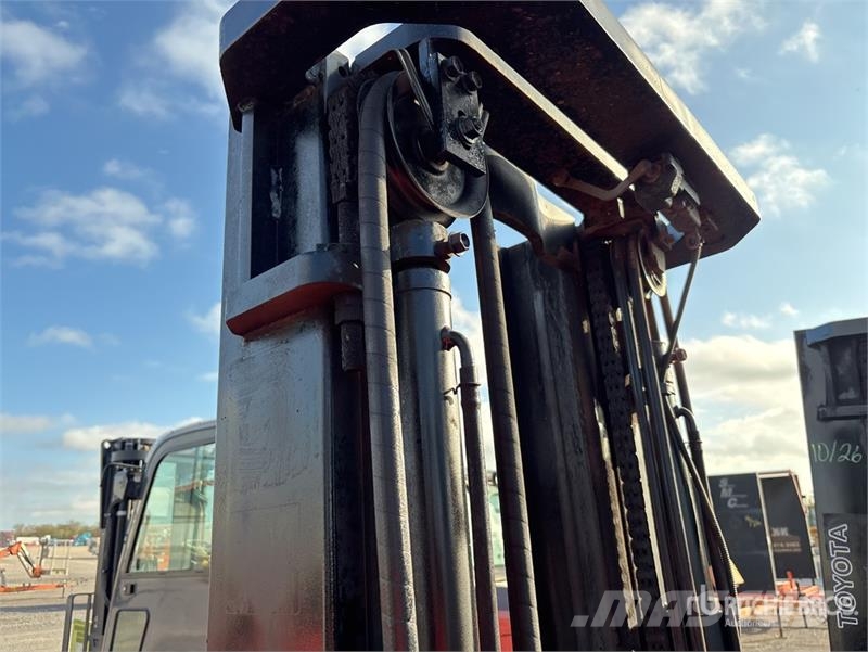 Toyota 8FGU25 4500 lb Pneumatic Tire Forklift Інше