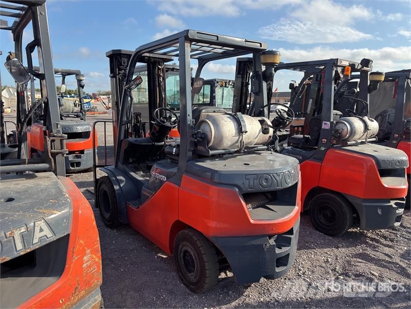Toyota 8FGU25 4500 lb Pneumatic Tire Forklift Інше