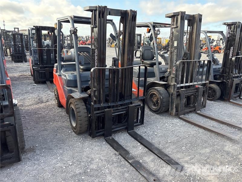 Toyota 8FGU25 4500 lb Pneumatic Tire Forklift Інше