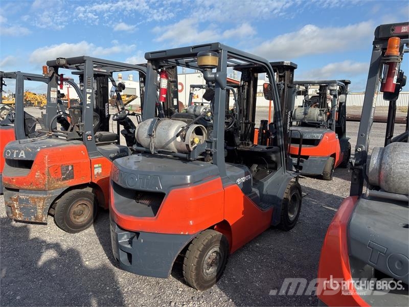 Toyota 8FGU25 4500 lb Pneumatic Tire Forklift Інше
