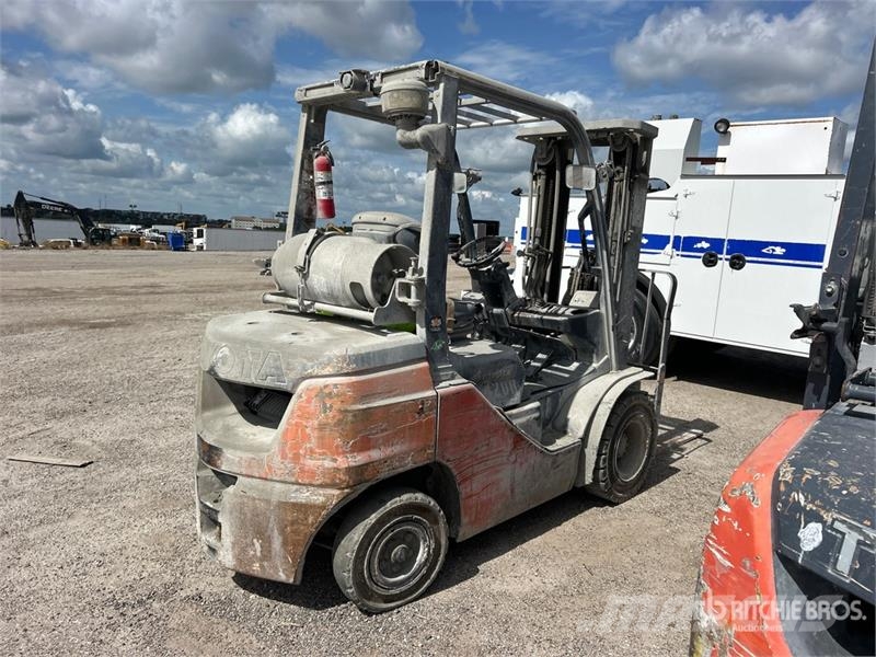 Toyota 8FGU25 4500 lb Pneumatic Tire Forklift (Inoperable Forklift trucks - others