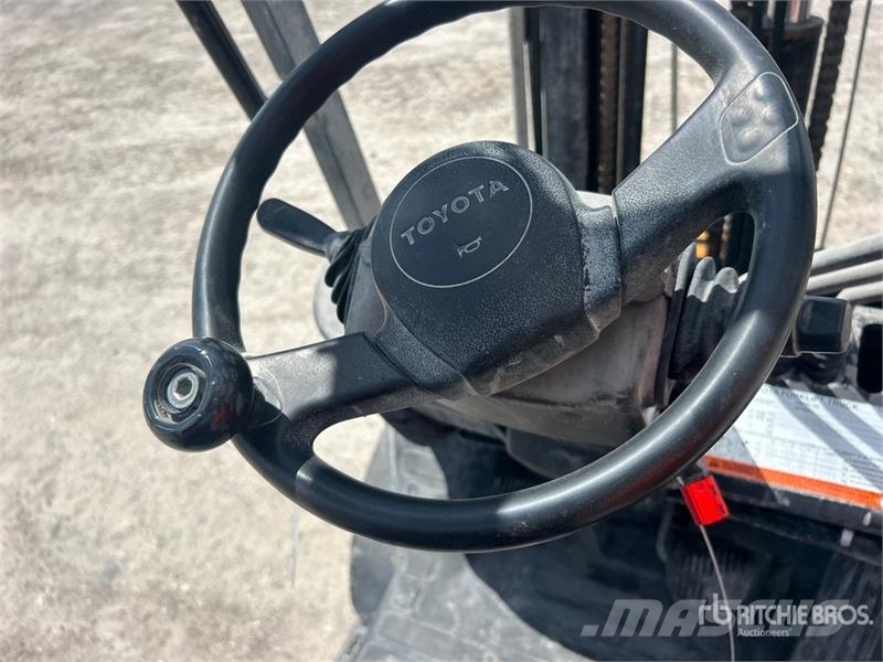 Toyota 8FGU25 4500 lb Pneumatic Tire Forklift Heftrucks overige