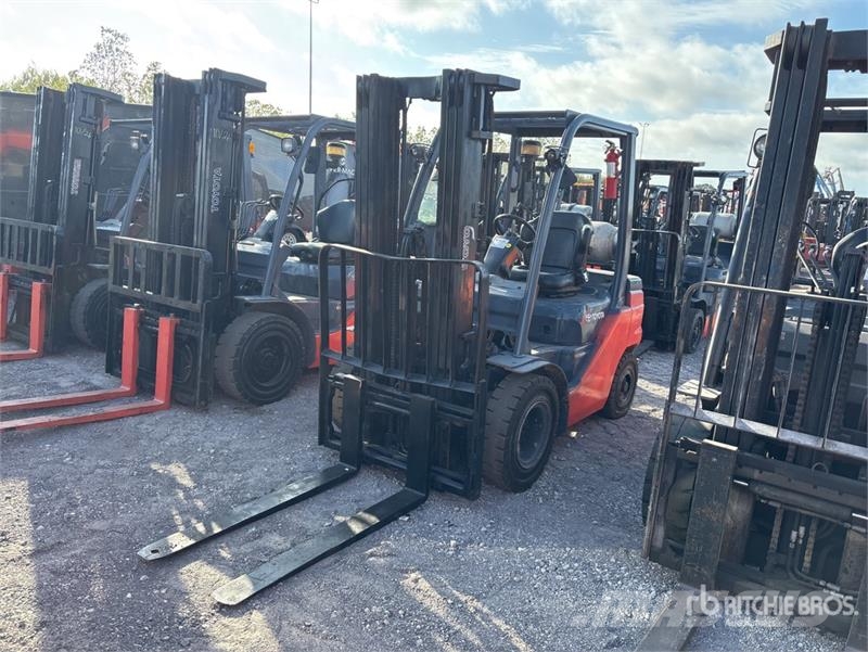 Toyota 8FGU25 4500 lb Pneumatic Tire Forklift Інше