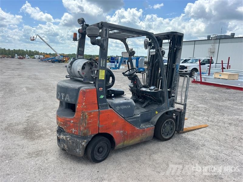Toyota 8FGU25 4500 lb Pneumatic Tire Forklift Heftrucks overige