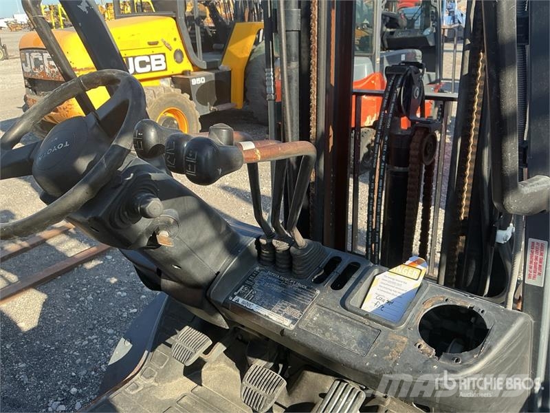 Toyota 8FGU25 4500 lb Pneumatic Tire Forklift Heftrucks overige