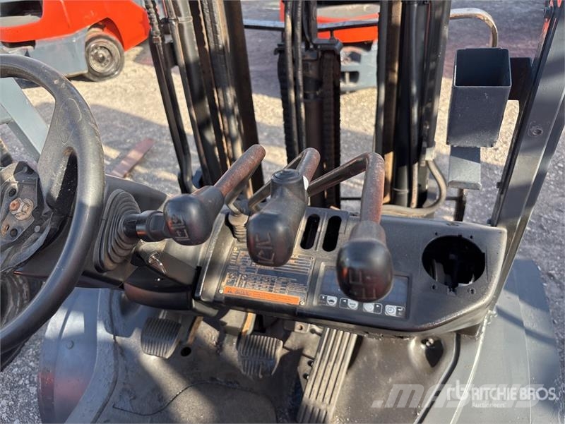 Toyota 8FGU25 4500 lb Pneumatic Tire Forklift Інше