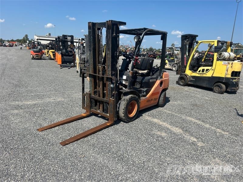 Toyota 8FGU25 4800 lb Pneumatic Tire Forklift Gaffeltrucker - Annet