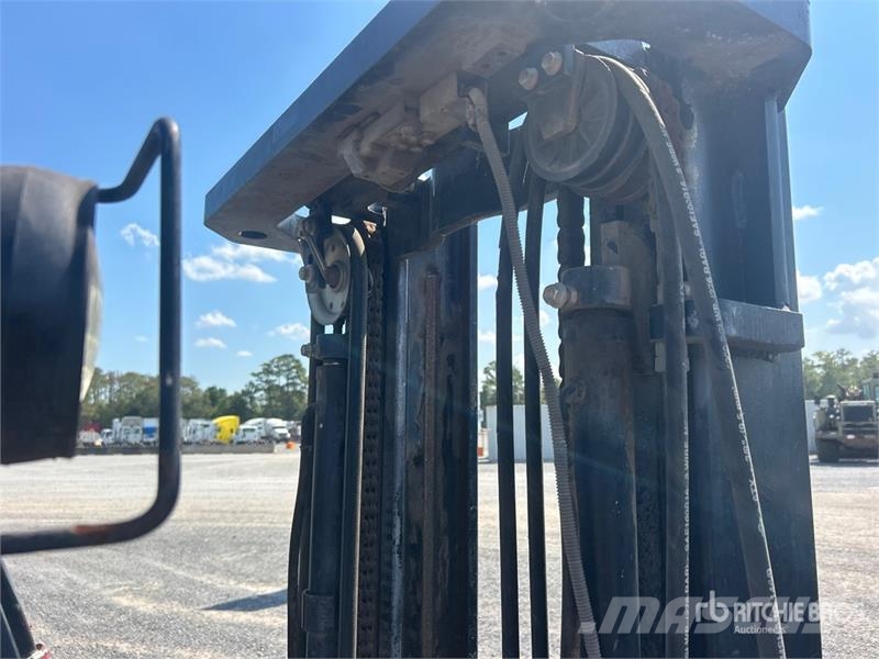 Toyota 8FGU25 4800 lb Pneumatic Tire Forklift Gaffeltrucker - Annet