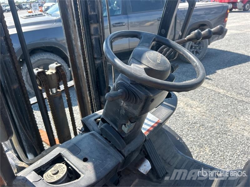 Toyota 8FGU25 4800 lb Pneumatic Tire Forklift Gaffeltrucker - Annet