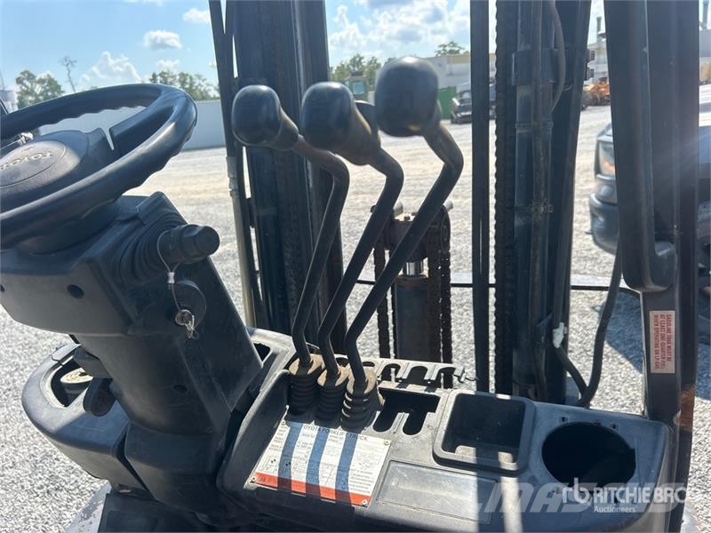 Toyota 8FGU25 4800 lb Pneumatic Tire Forklift Gaffeltrucker - Annet