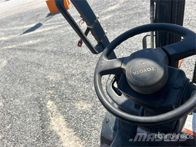 Toyota 8FGU25 4800 lb Pneumatic Tire Forklift Gaffeltrucker - Annet