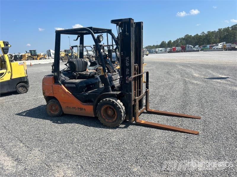 Toyota 8FGU25 4800 lb Pneumatic Tire Forklift Gaffeltrucker - Annet