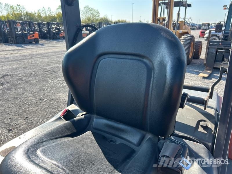 Toyota 8FGU30 5620 lb Pneumatic Tire Forklift Targoncák-Egyéb