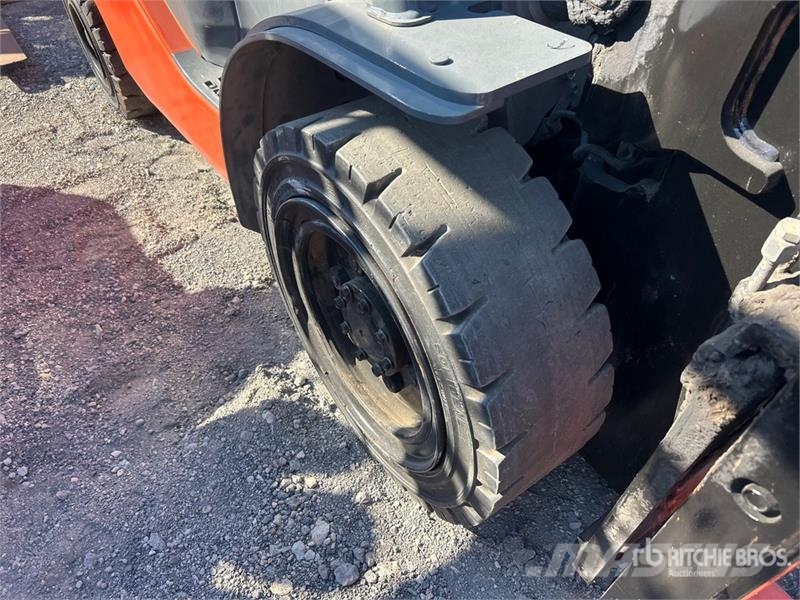 Toyota 8FGU30 5620 lb Pneumatic Tire Forklift شاحنات ذات رافعات شوكية - أخرى