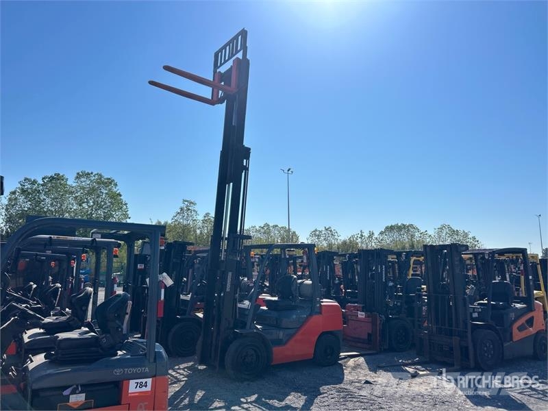 Toyota 8FGU30 5620 lb Pneumatic Tire Forklift شاحنات ذات رافعات شوكية - أخرى