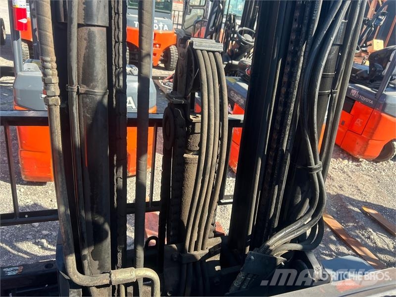 Toyota 8FGU30 5620 lb Pneumatic Tire Forklift Інше