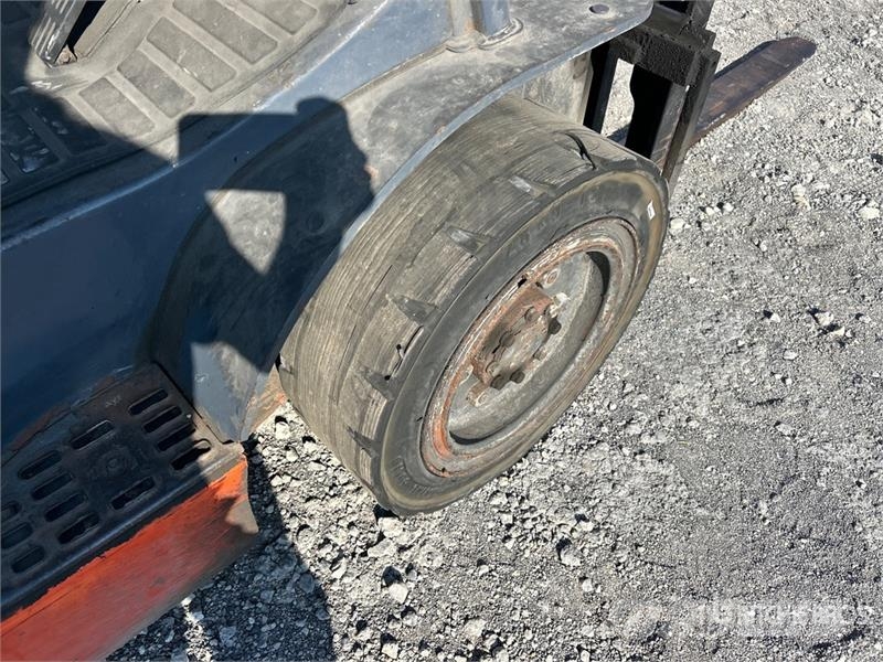 Toyota 8FGU30 5620 lb Pneumatic Tire Forklift Targoncák-Egyéb